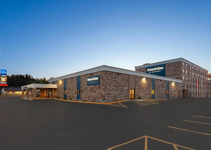 Family Hotel: Americinn & Suites By Wyndham Baraboo Event Center